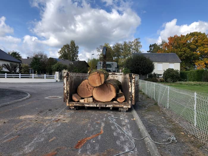 Benne remplie de billons de bois après un démontage