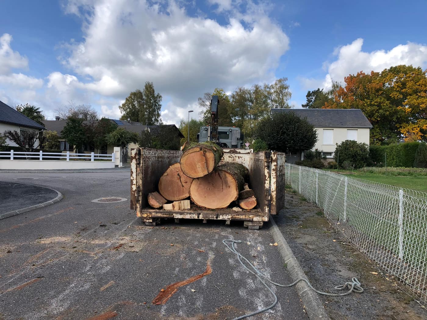 Benne remplie de billons de bois après un démontage